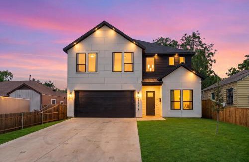 Dallas House | New Luxury 5BR 8BD Home Near Airport, Sleeps 10 plus