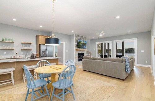 Wise House | New Luxury Home on Main-Lake Perfect for Family Getaways