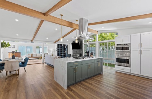 Woodland Hills House | NEW Luxury Modern Family & Pet Friendly 4 Bed + Pool 30+ Night Stay