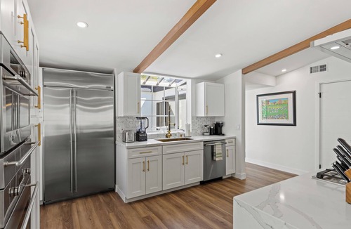 Woodland Hills House | NEW Luxury Modern Family & Pet Friendly 4 Bed + Pool 30+ Night Stay