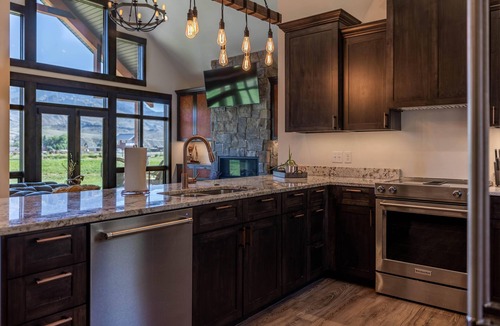 Wapiti House | New Luxury Mountain Modern Cabin Near Yellowstone
