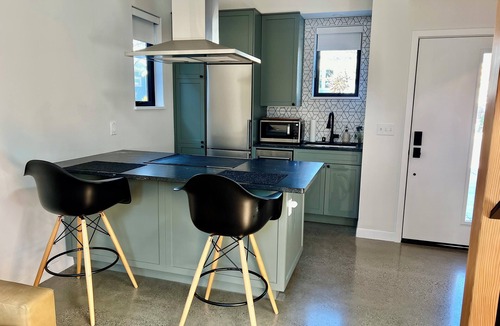 Upper Telegraph House | New modern 1-bedroom ADU with WiFi and AC in awesome Oakland