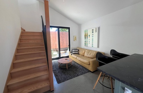 Upper Telegraph House | New modern 1-bedroom ADU with WiFi and AC in awesome Oakland