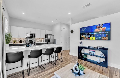 Oak Lawn Apartment | NEW Modern 1BR in Oak Lawn Dallas With Free Parking + Complimentary EV Charger