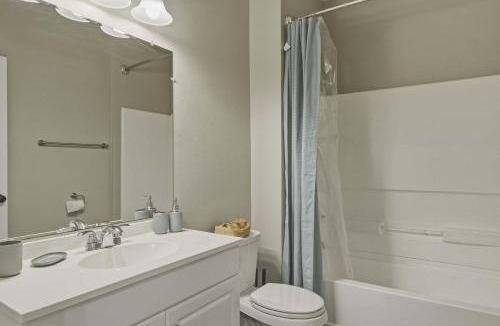 Pembroke Apartment | New Modern Stay Across from UNC-P with Pool & Gym