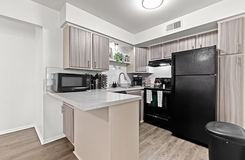 Royal Oak Apartment | New! Modern Upper Flat in Prime Royal Oak Location
