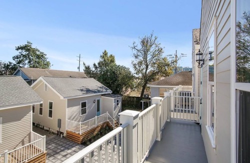Faubourg Delassize House | New Orleans Chic Oasis for 14, Near St. Charles