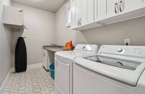 Eagle House | NEW! Peaceful Parkside Escape | High-End Kitchen | Screened Patio | BBQ | Walk to Downtown Eagle!