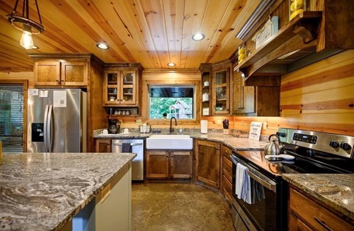 Hochatown Cabin | New Pool ! Pickleball & Basket Ball - Putt Putt - Hot tub - Pet Friendly - EV