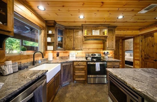 Hochatown Cabin | New Pool ! Pickleball & Basket Ball - Putt Putt - Hot tub - Pet Friendly - EV