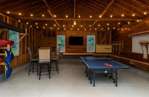 Drayton Plains House | New! Private Lakefront Retreat 3BR 2BA Game Room