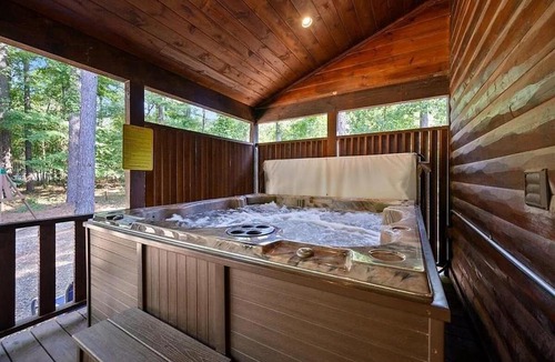 Broken Bow House | New Private Pool ! Pickleball & Basket Ball - Putt Putt - Hot tub - Pet Friendly - EV
