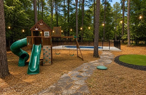Broken Bow House | New Private Pool ! Pickleball & Basket Ball - Putt Putt - Hot tub - Pet Friendly - EV