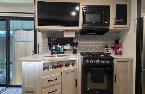 Somerville House | New RV Sleepy Owl ,2-bedroom, 2 bathroom, 1 mile from lake Somerville.
