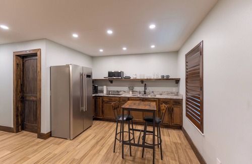 Uvalde Hotel | New Spacious 5 separate hotel suites in charming Uvalde with WiFi, AC.