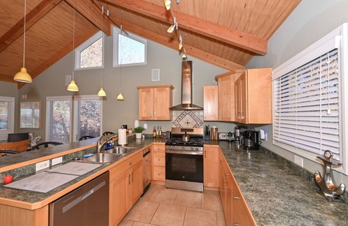 Ashtabula House | New! Stunning Geneva/Ashtabula Lakefront sleeps 16