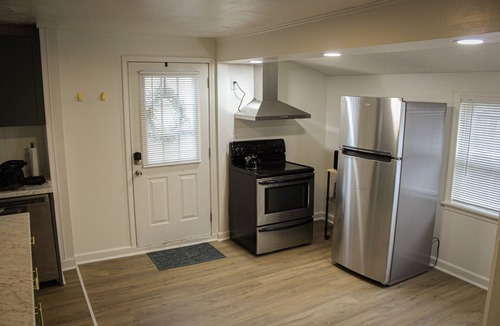 Berea House | NEW Stylish and Modern 1-bedroom Bungalow - 4 miles to CLE