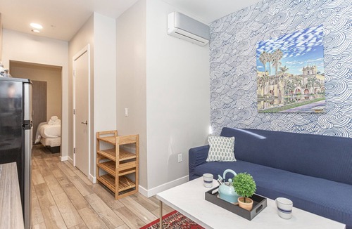 Old Town House | New Sunny Chic Unit 3 Blocks to All. Parking, Cable