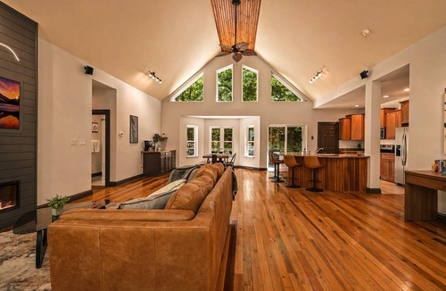 Barium Springs House | NEW! Wander | Private 7-Acre Creekfront & Gameroom