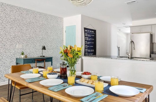 Columbia House | *New* WeCo Duplex | 8 BR, 75" TVs | Sleeps 16