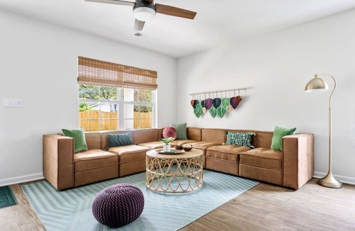 Columbia House | *New* WeCo Duplex | 8 BR, 75" TVs | Sleeps 16