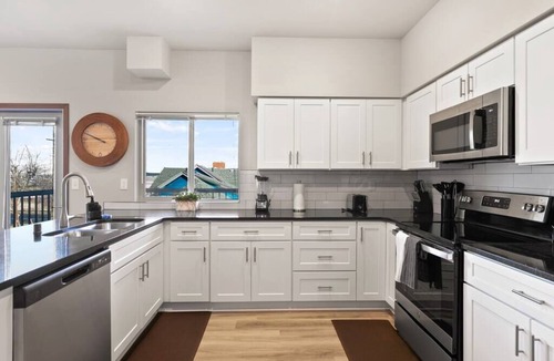 South Perry District Apartment | Newer 2 Bd 2 Bth Near Downtown and Perry District!