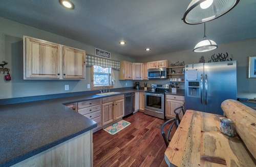 Cody Cabin | Newer Cozy Cabin; Private & Under 10 Minutes to Cody!