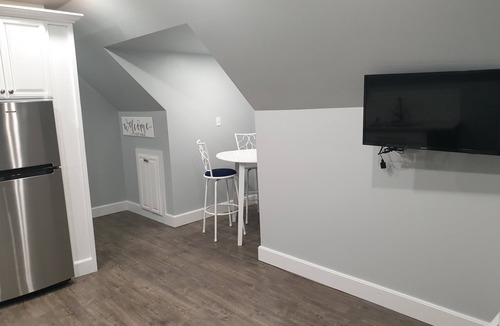 Ferndale House | NEWER Cozy Peaceful Stand-Alone Blueberry Bungalow Spotless Suite