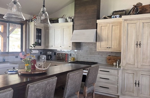 Gardiner House | Newly Listed Rustic Elegant Home ~ 5 Mins to Yellowstone National Park