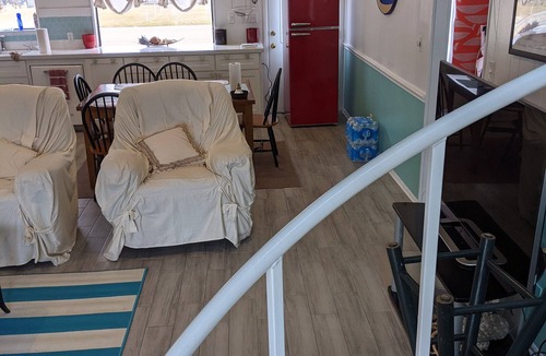 Galveston House | NEWLY REMODELED OVERSIZED 2nd row beach house sleeps 14+, 75 yards to the water.