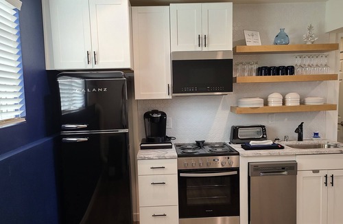 Spokane Valley Apartment | Newly remodeled, modern, FREE parking, King bed, family-friendly