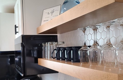 Spokane Valley Apartment | Newly remodeled, modern, FREE parking, King bed, family-friendly