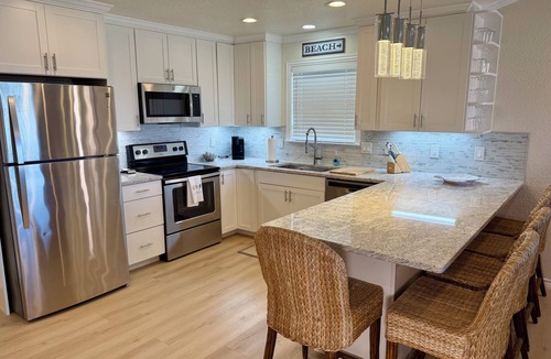 Freeport House | ☀️ Newly Remodeled Gulf-Front Sanctuary - Private Beach Path 🌴 High Tide House