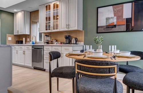 Birmingham House | Newly Renovated 4 BD/3 BA Birmingham Home Hot Tub