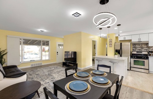 Redford House | Newly Renovated 6BR Retreat Near Detroit, Sleeps 12