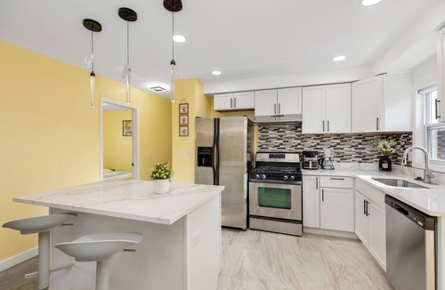 Redford House | Newly Renovated 6BR Retreat Near Detroit, Sleeps 12