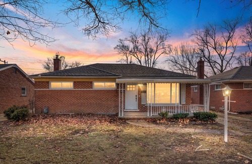 Redford House | Newly Renovated 6BR Retreat Near Detroit, Sleeps 12