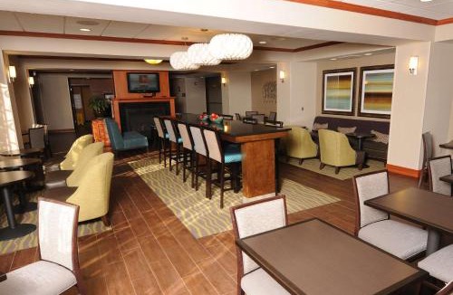 West Omaha Hotel | Newly Renovated Hampton Inn Omaha West Lakeside