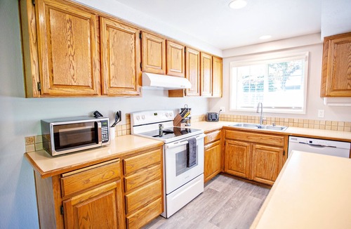 Eugene House | Newly renovated, near the U of O and Hayward field . Garage space available.