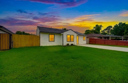 Northeast Houston House | Newly updated Home with Pool, Patio, BBQ! 5BR 3BA 10mi from Downtown Sleeps 15