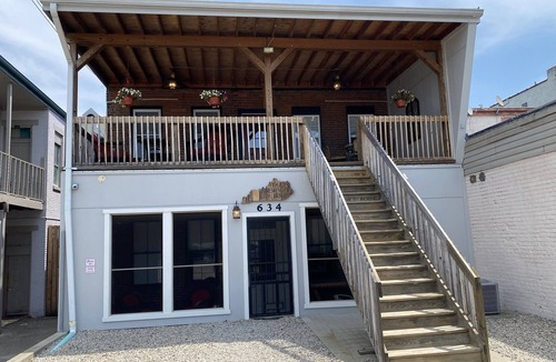 Newport Apartment | NEWPORT INN #5 - NO CLEANING FEES! FREE PARKING! WALK TO GAMES AND CONCERTS!