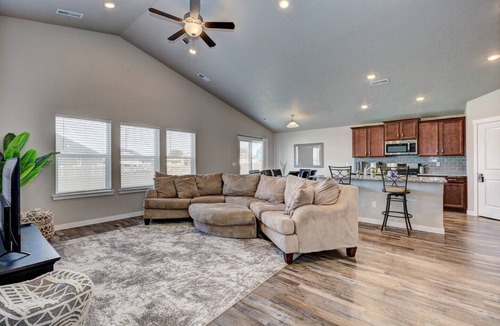 Nampa House | Next to Idaho Center~king bed~5 TVs~Room for all