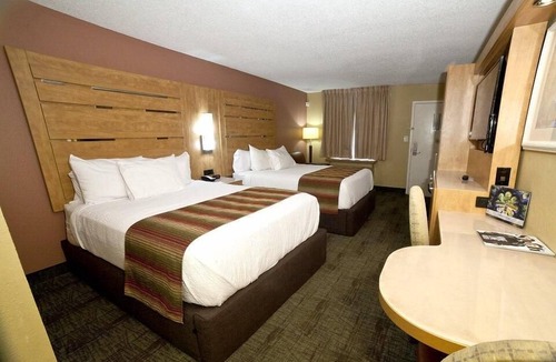 Tybee Island Hotel | Nicely Appointed Guest Room w/Free WiFi & Shared Walkway Balcony