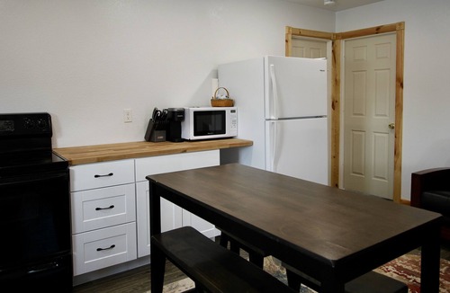 Hulett Apartment | No cleaning or pet fees-Cozy apartment in town
