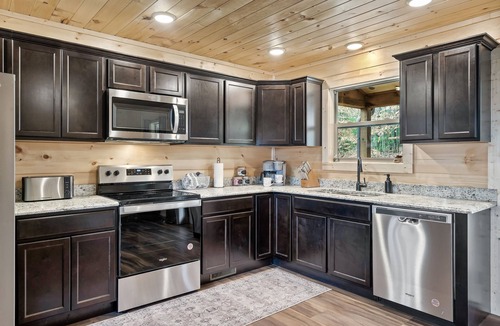 Smoky Mountains Cabin | No Stairs Cabin - Sleeps 10 - Hot Tub + Game Room - Near Pigeon Forge