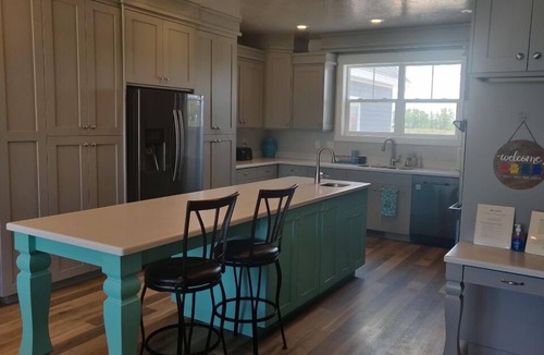 St. Charles House | North Shore Oasis - 5 minutes from the lake!