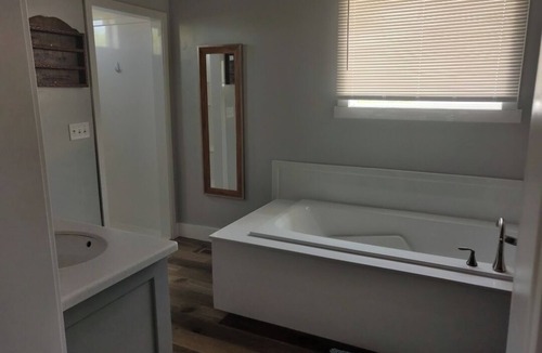 St. Charles House | North Shore Oasis - 5 minutes from the lake!