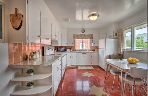 Anaconda House | Nostalgic & Retro Anaconda Home, Walk to Town
