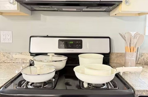 North Side Apartment | NYC 28 min, 4min walk 2 train, 3 Kings, Patio, W/D