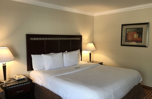 Monrovia Hotel | Oak Tree Inn